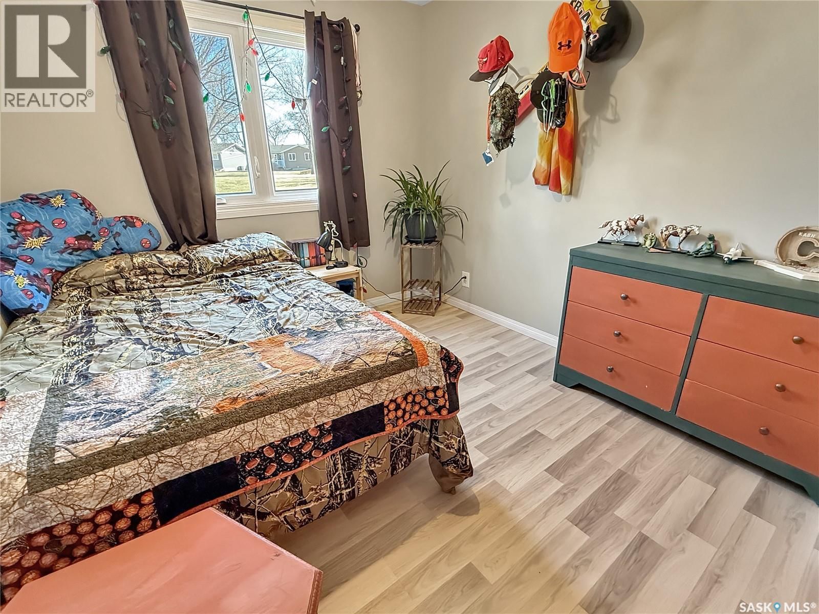 290 BURKE CRESCENT Image 13