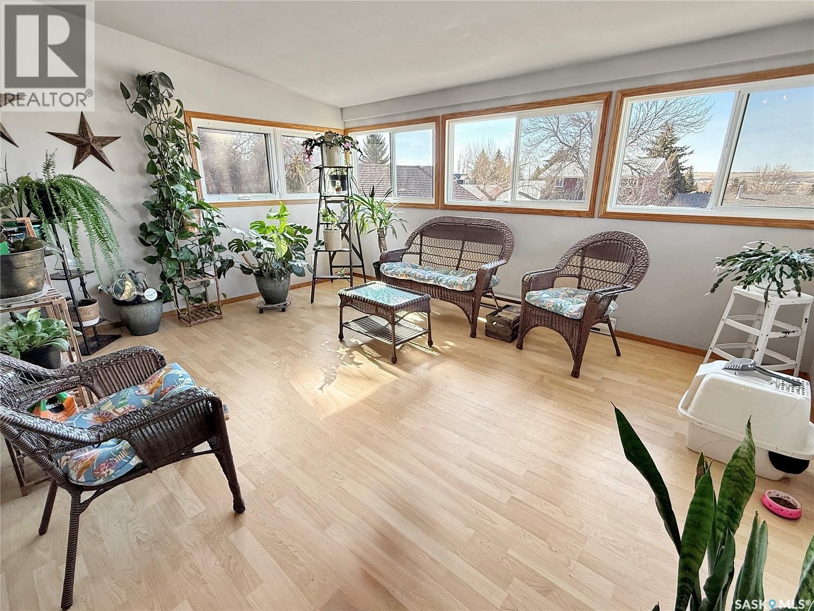 290 BURKE CRESCENT Image 15