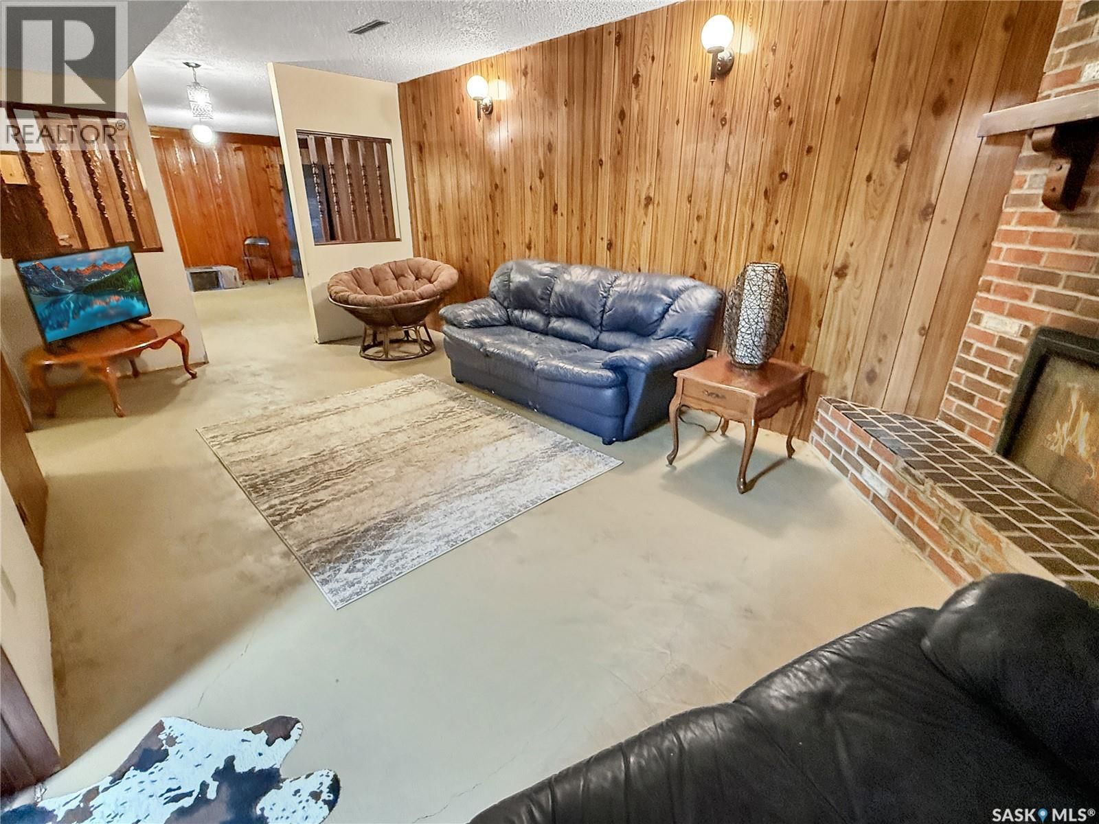 290 BURKE CRESCENT Image 18