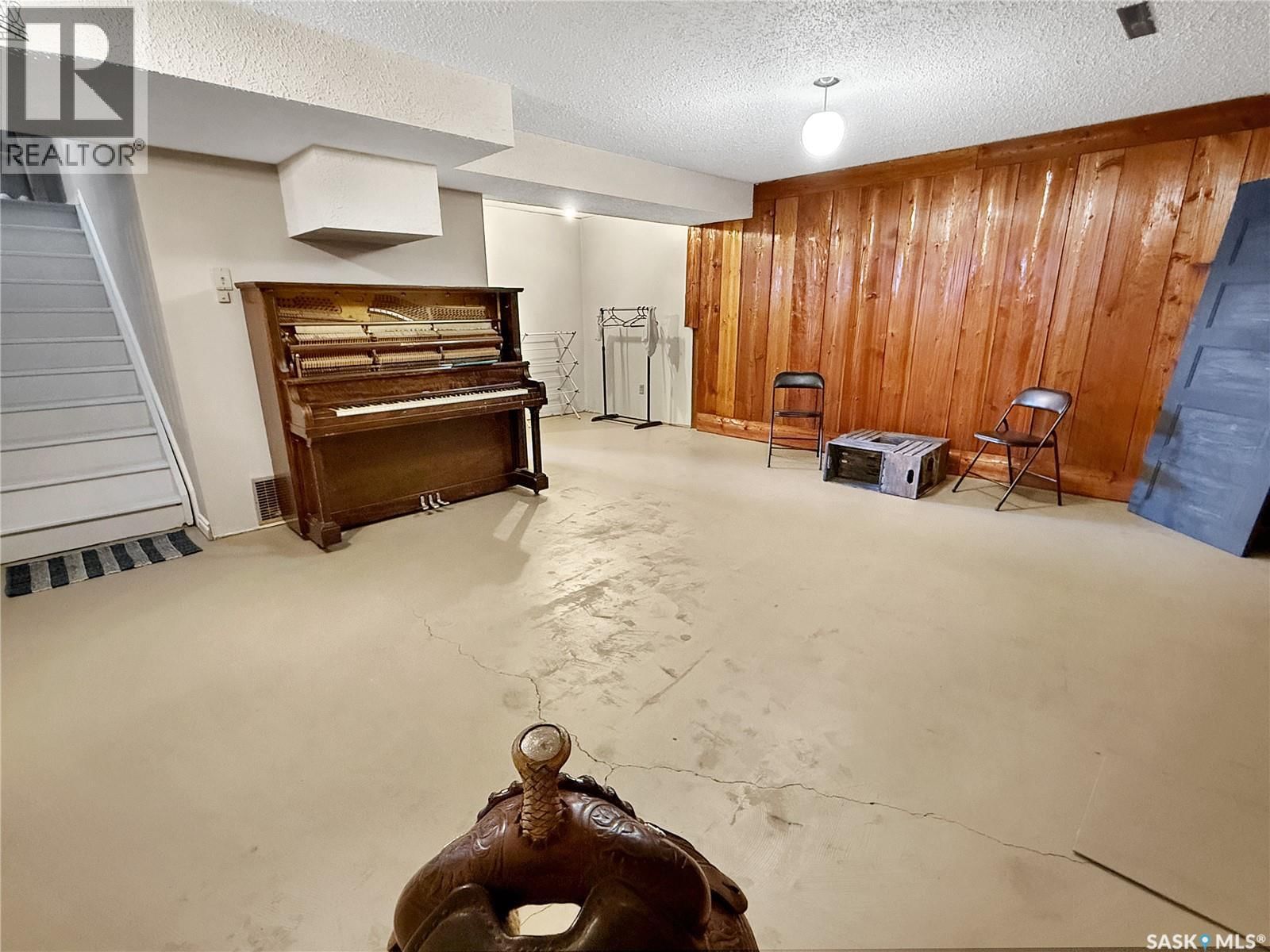 290 BURKE CRESCENT Image 19