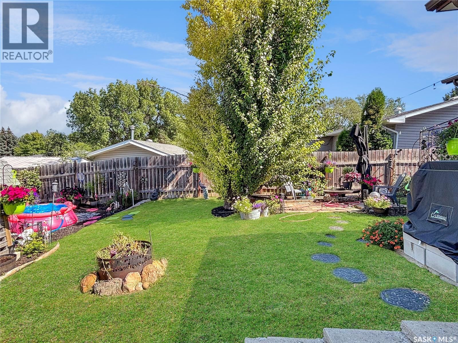 290 BURKE CRESCENT Image 23