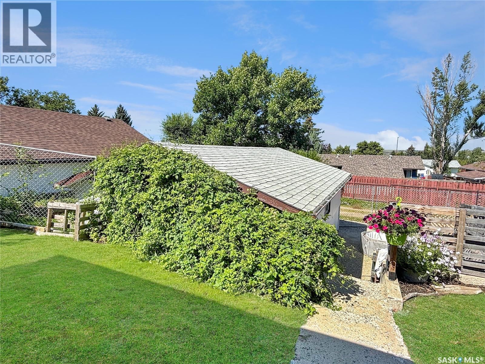 290 BURKE CRESCENT Image 24