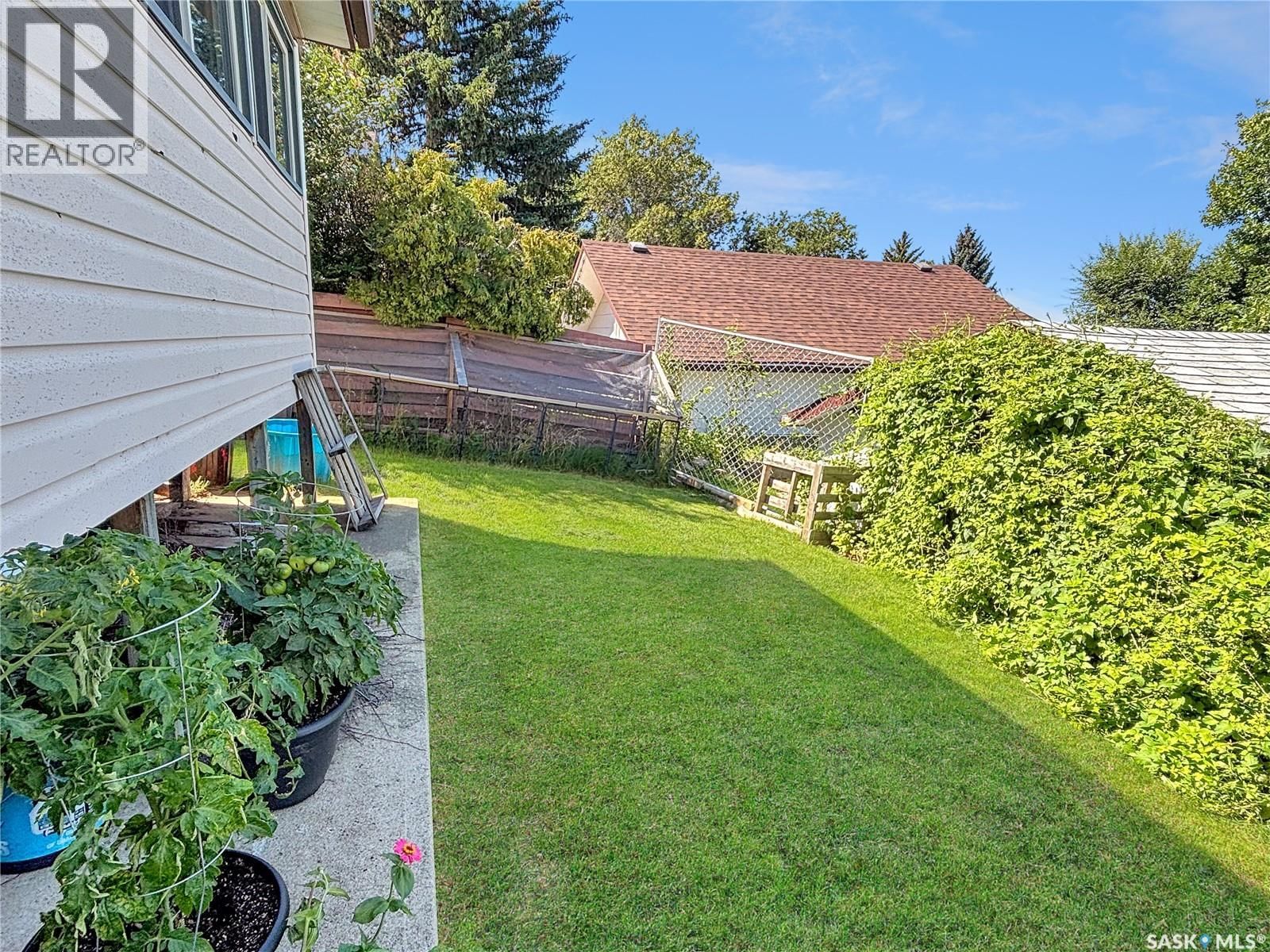 290 BURKE CRESCENT Image 25