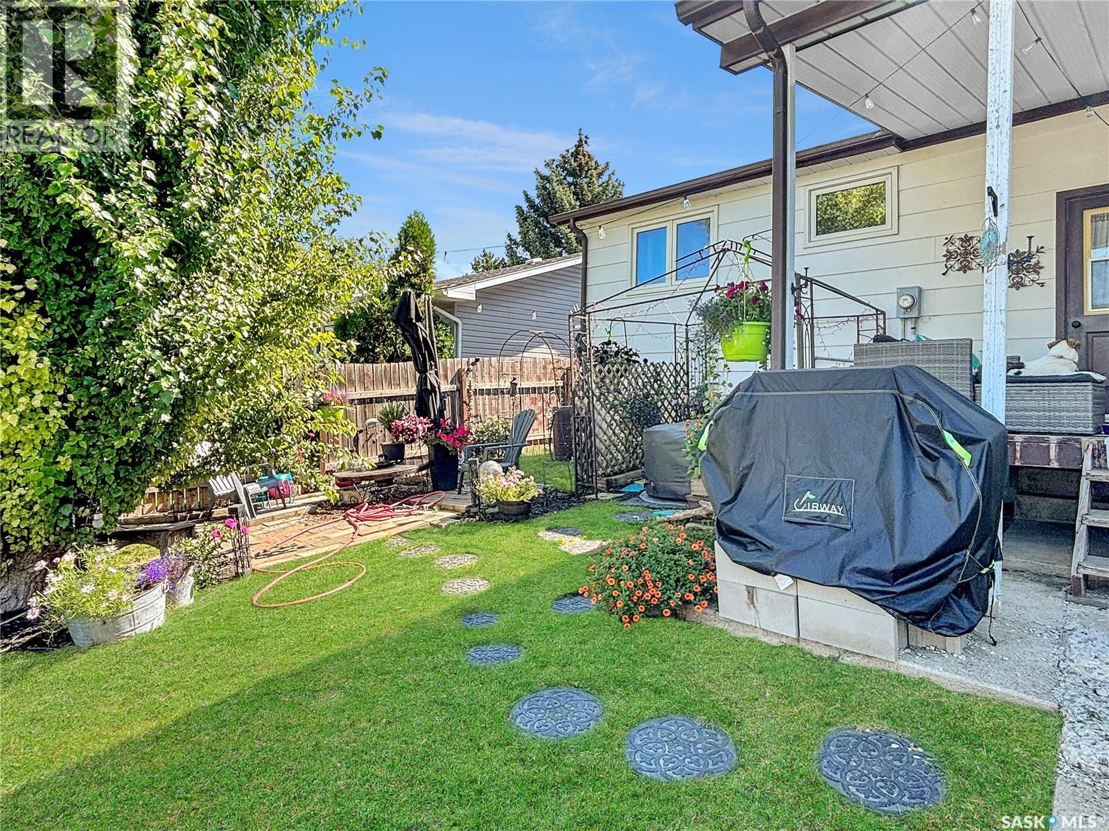 290 BURKE CRESCENT Image 26