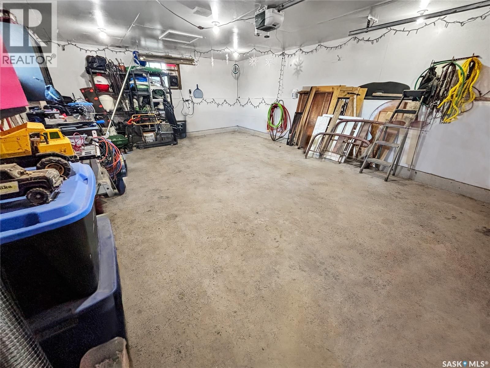 290 BURKE CRESCENT Image 28