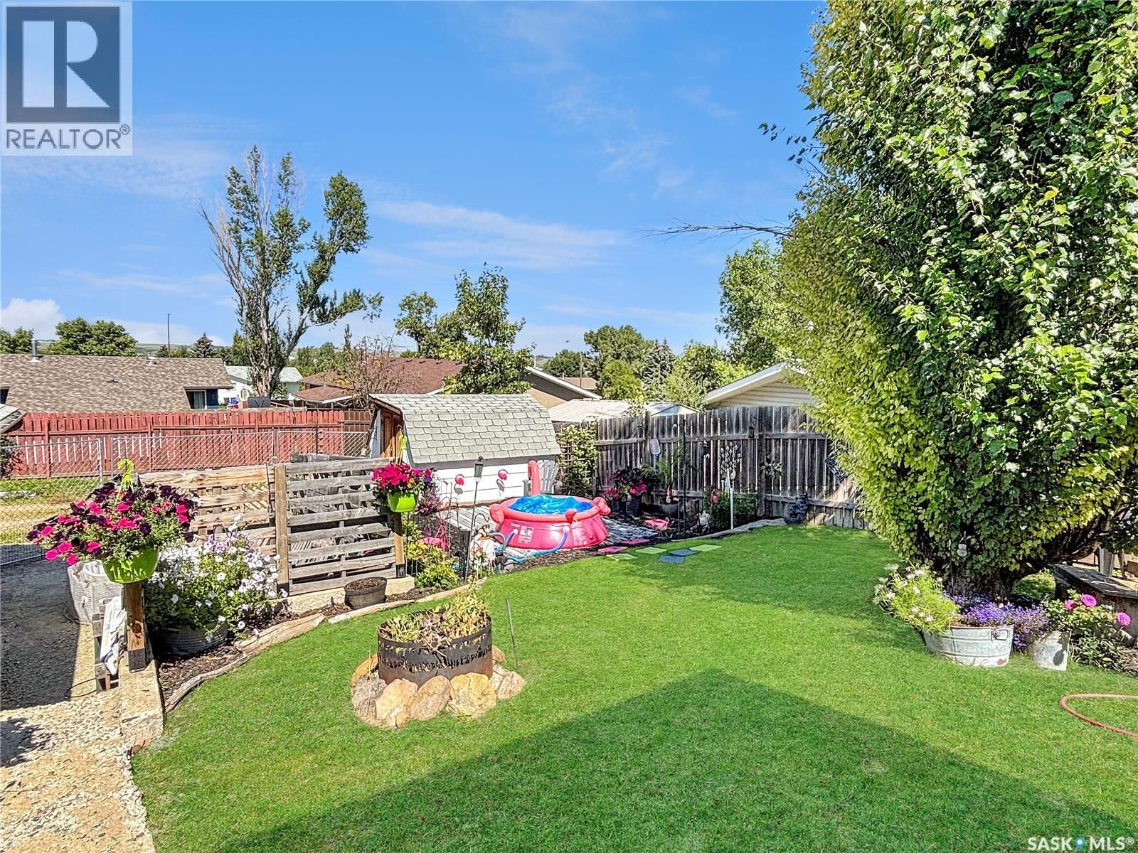 290 BURKE CRESCENT Image 29