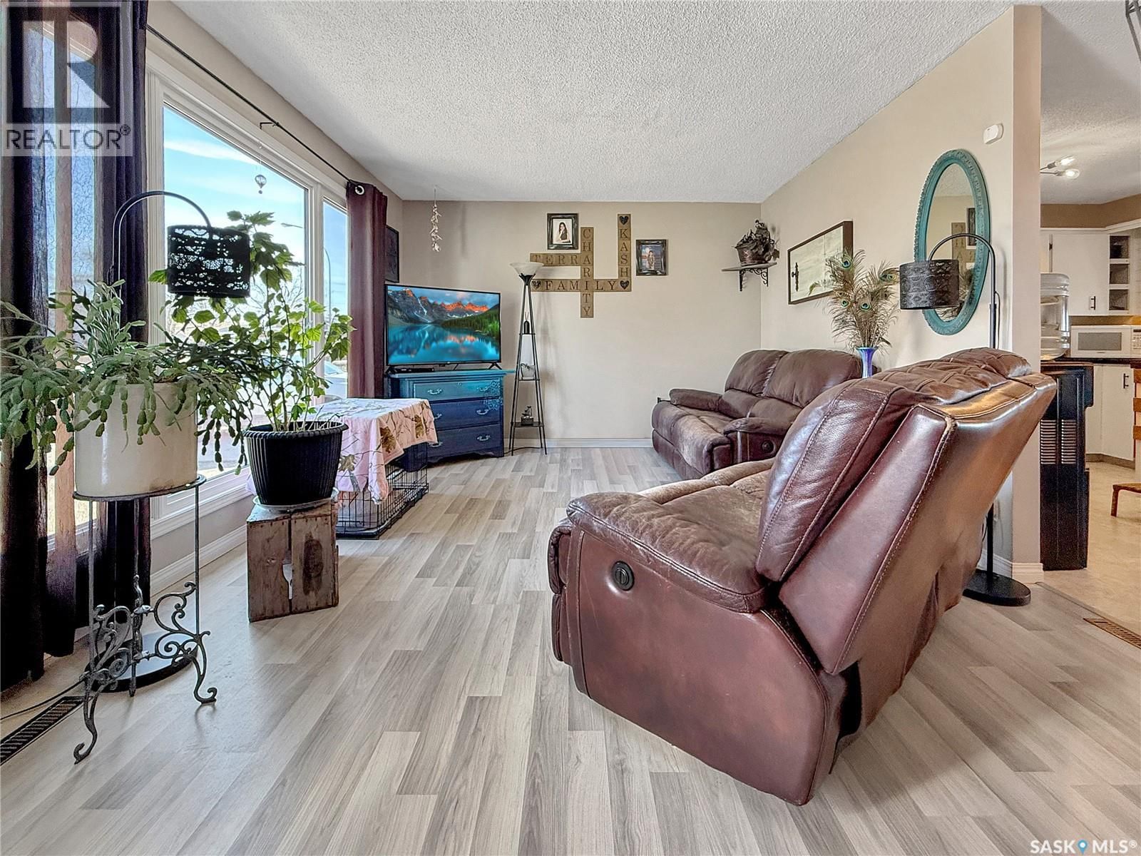 290 BURKE CRESCENT Image 3