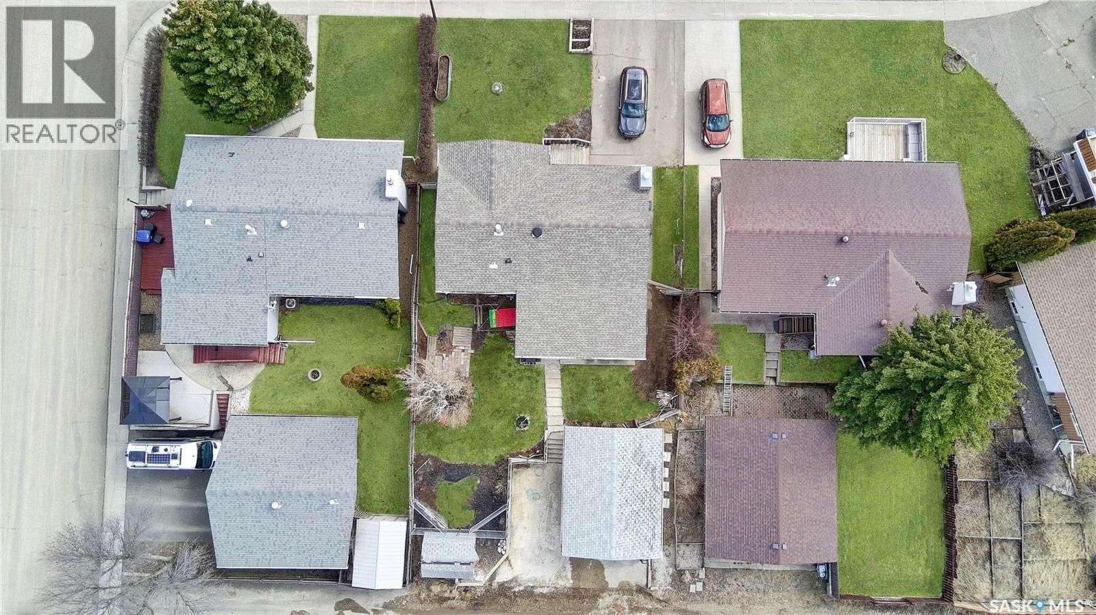 290 BURKE CRESCENT Image 32