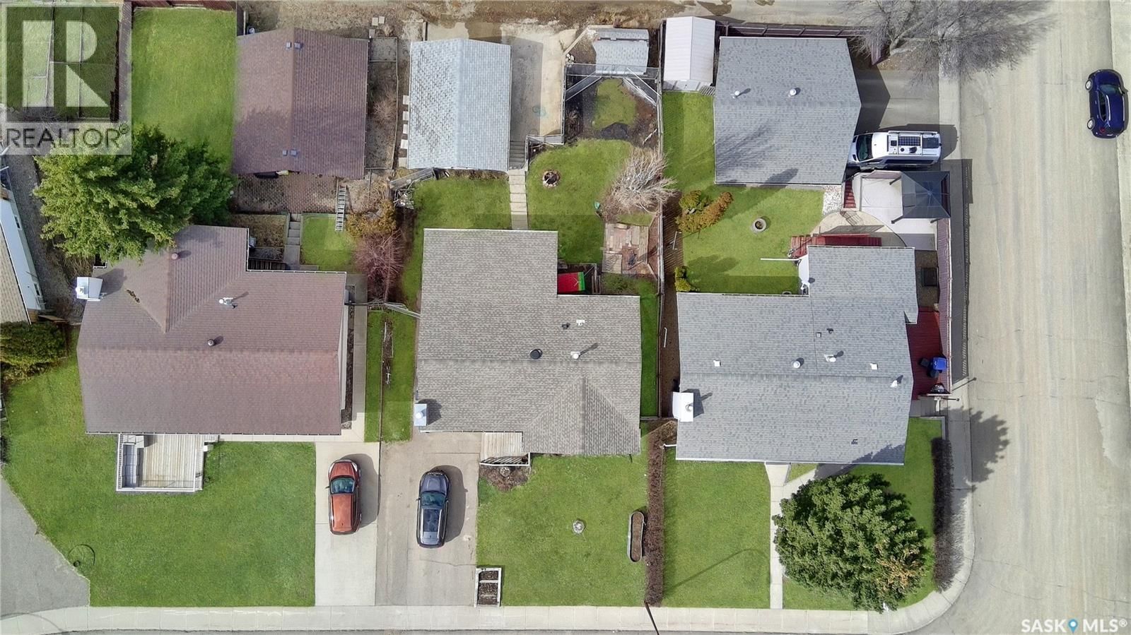 290 BURKE CRESCENT Image 33