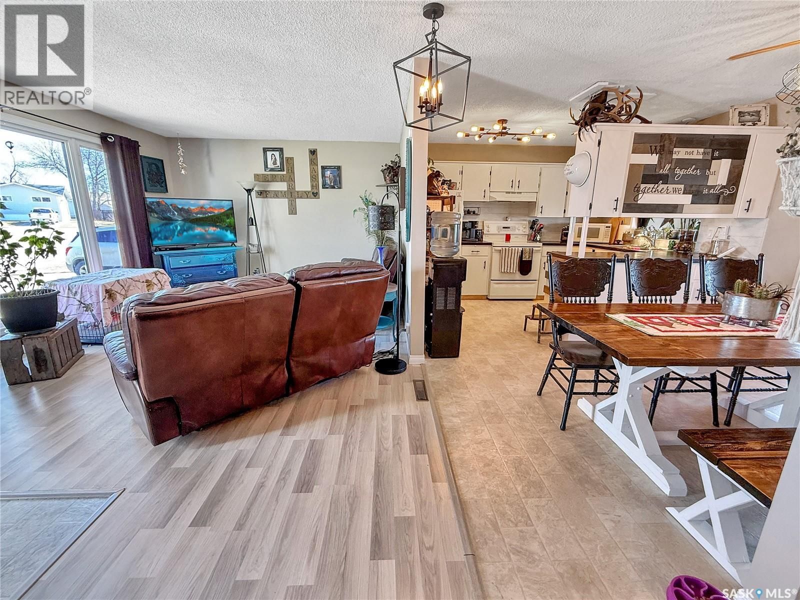 290 BURKE CRESCENT Image 4