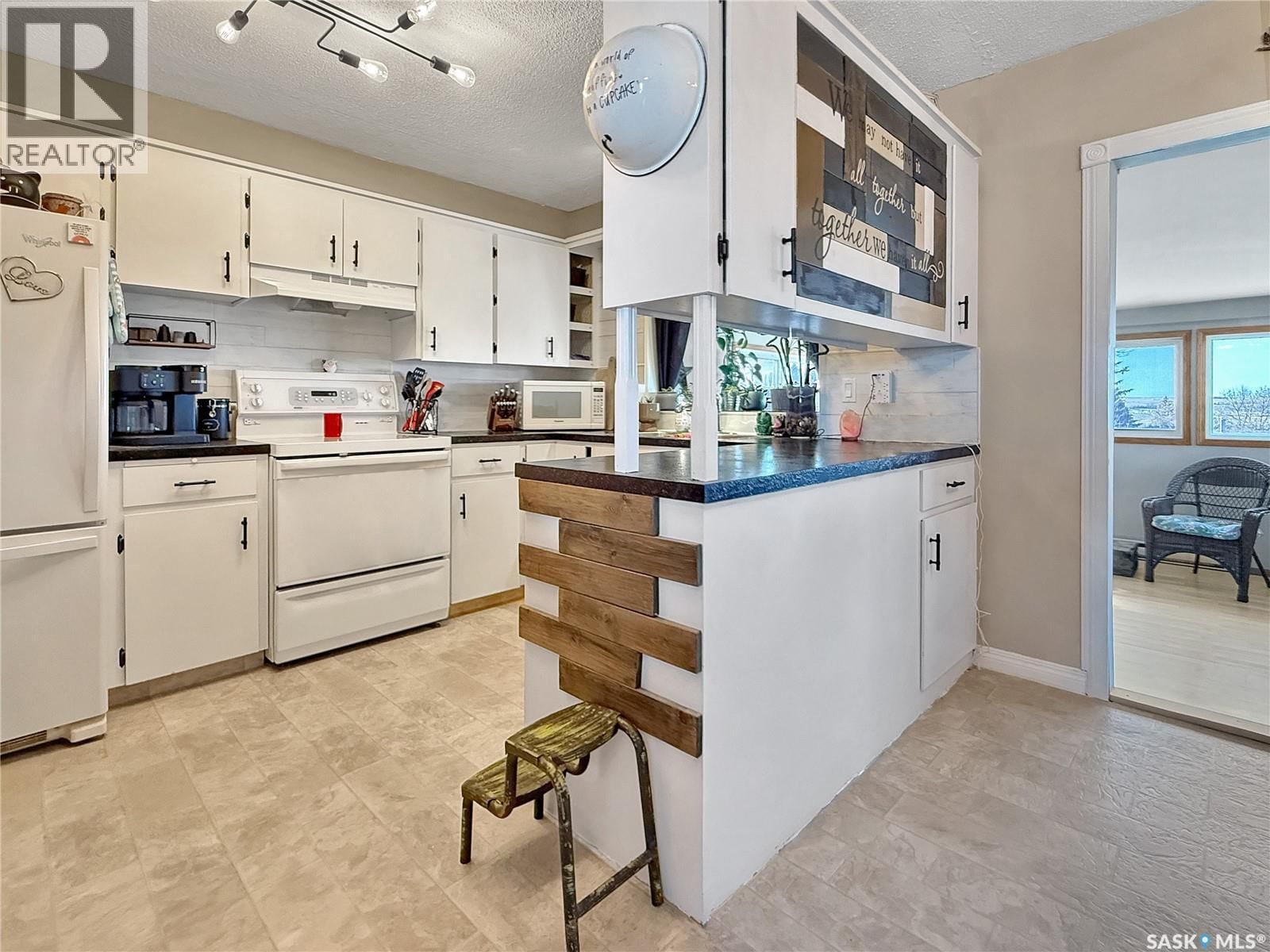 290 BURKE CRESCENT Image 8