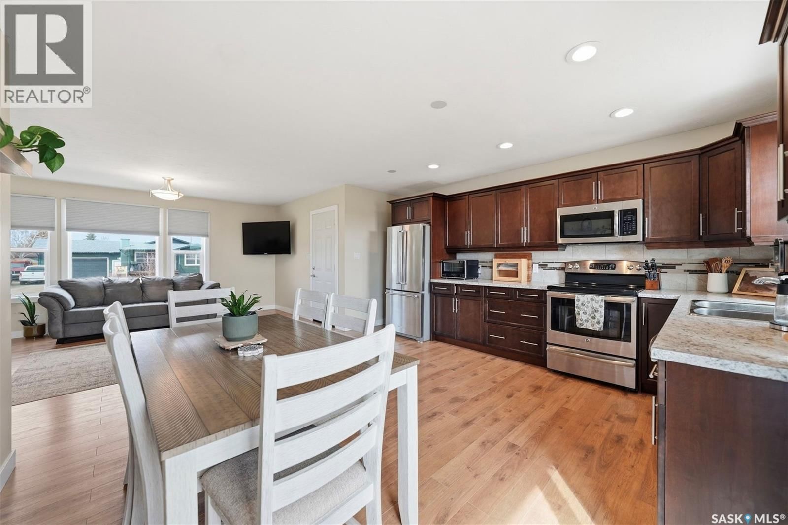 904 P AVENUE Image 13