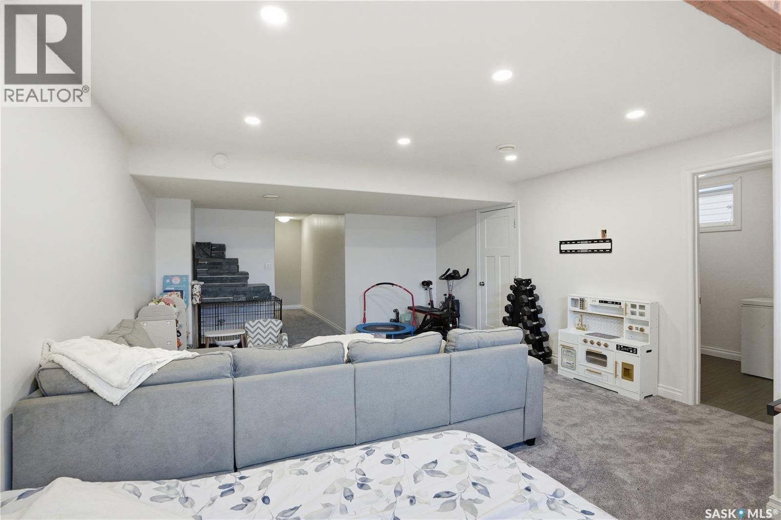 259 HENICK CRESCENT Image 35