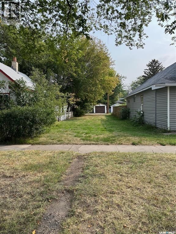 320 J AVENUE, Saskatoon, Saskatchewan S7M 2A5