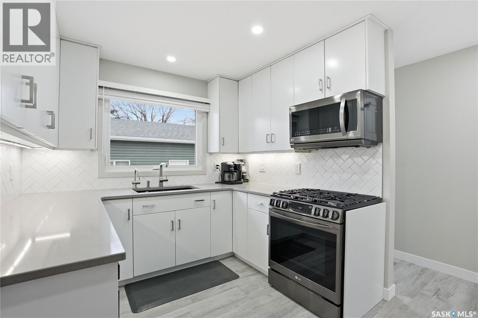 123 DEBORAH CRESCENT Image 16