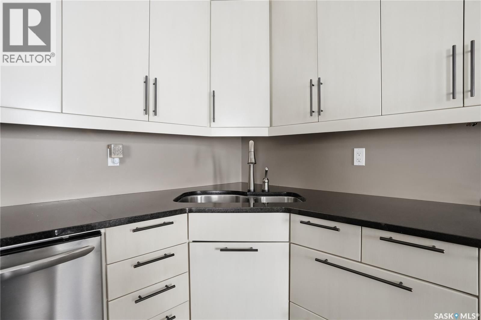 1532 MAPLE HILL CRESCENT Image 10