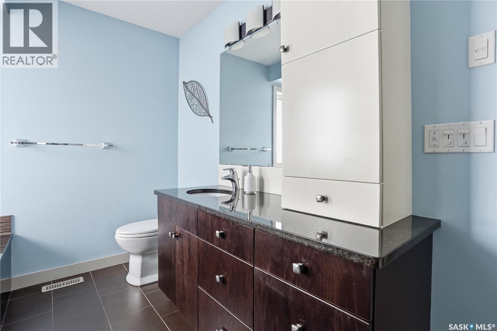 1532 MAPLE HILL CRESCENT Image 22