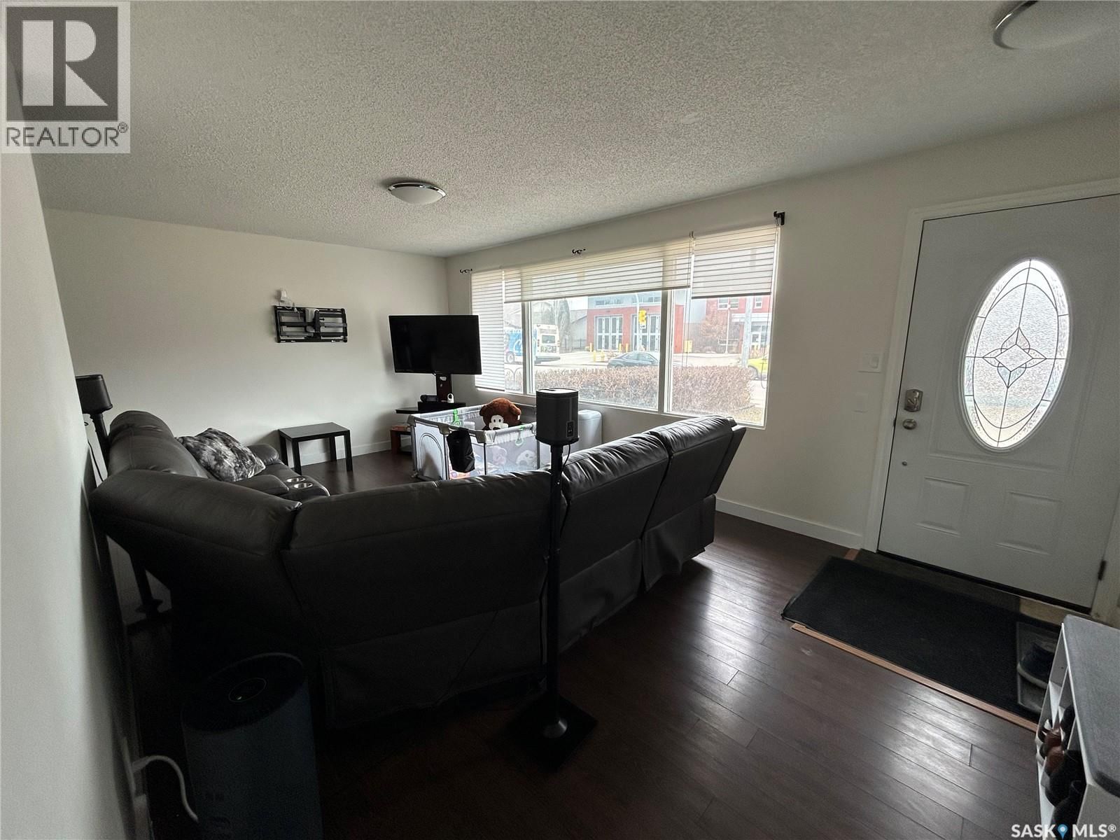 2616 CLARENCE AVENUE Image 2