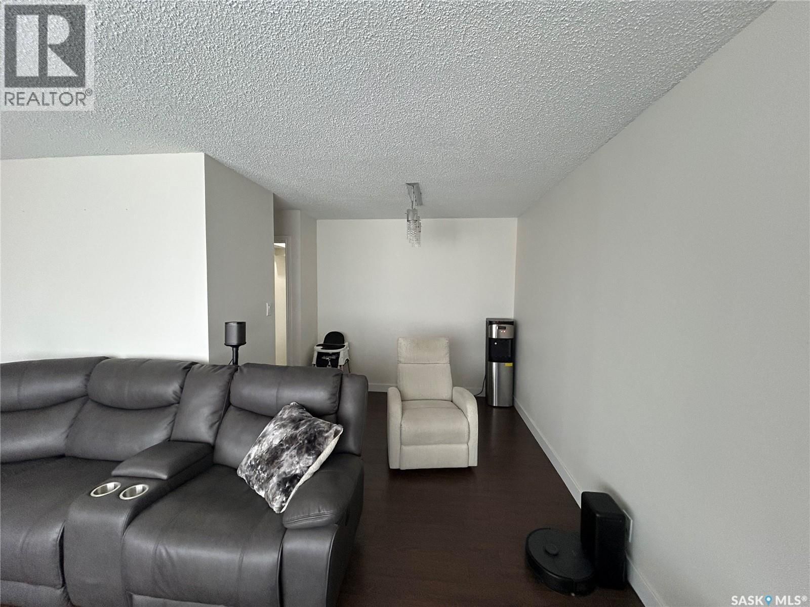 2616 CLARENCE AVENUE Image 3