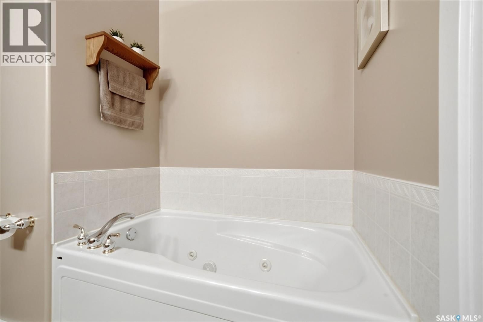 4027 ELPHINSTONE STREET Image 18