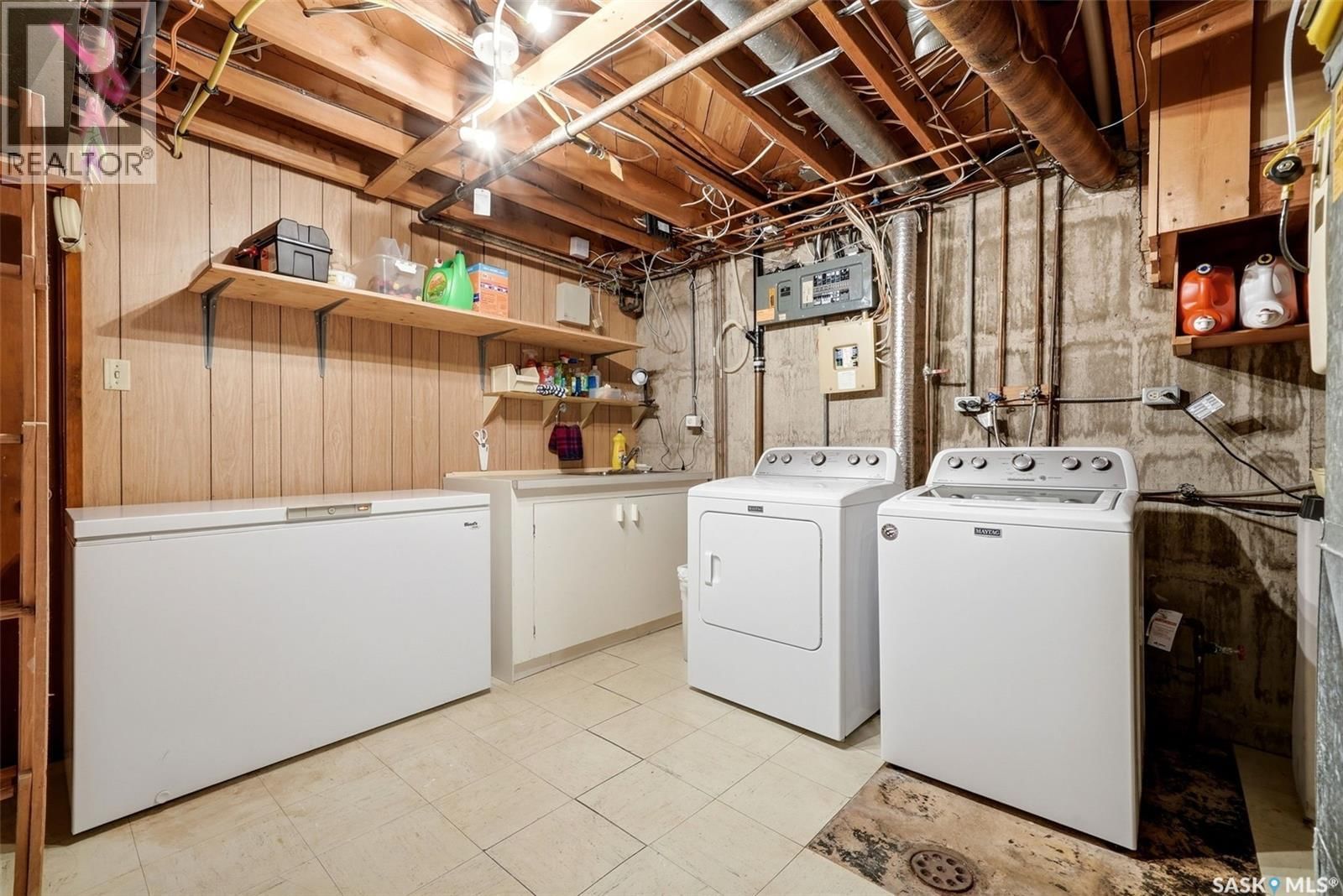 4027 ELPHINSTONE STREET Image 30