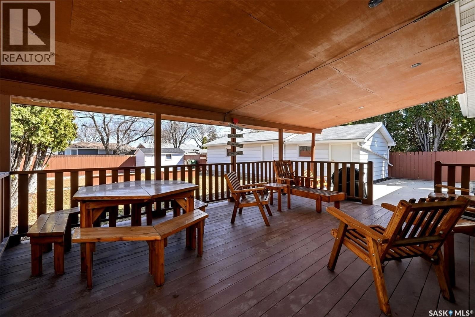 4027 ELPHINSTONE STREET Image 31