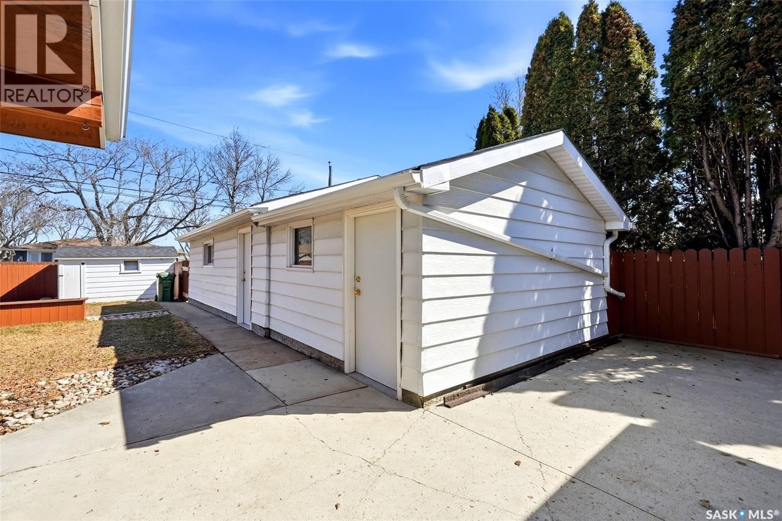 4027 ELPHINSTONE STREET Image 33