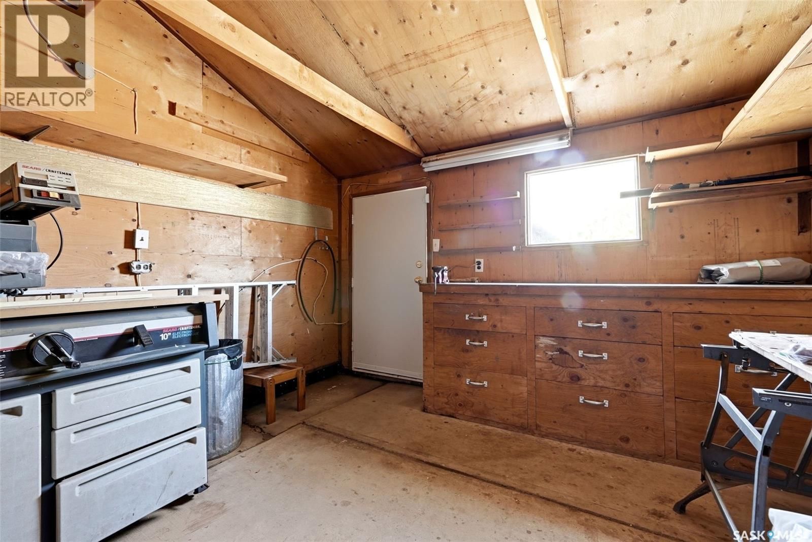 4027 ELPHINSTONE STREET Image 39