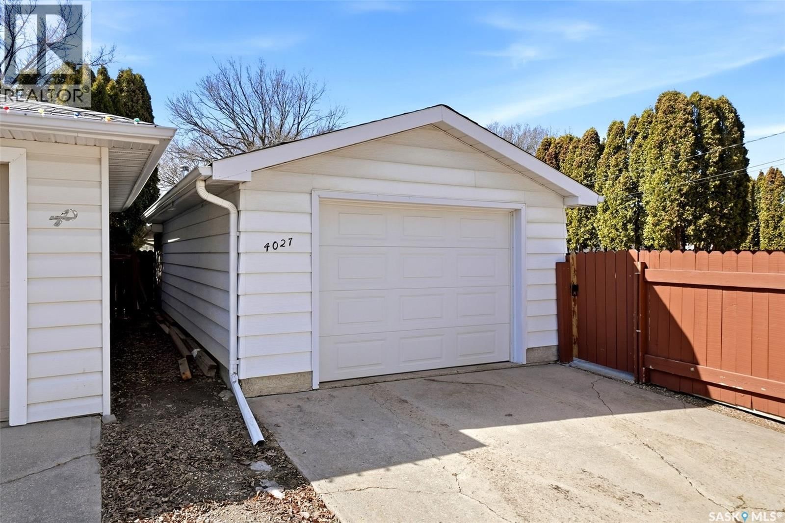 4027 ELPHINSTONE STREET Image 40