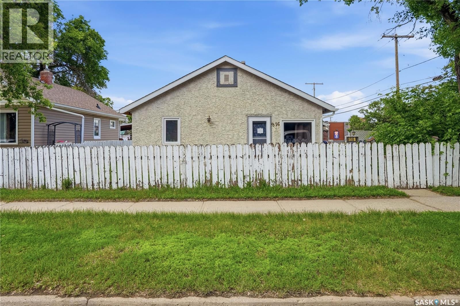 916 Iroquois STREET W, Moose Jaw, Saskatchewan S6H 5B6