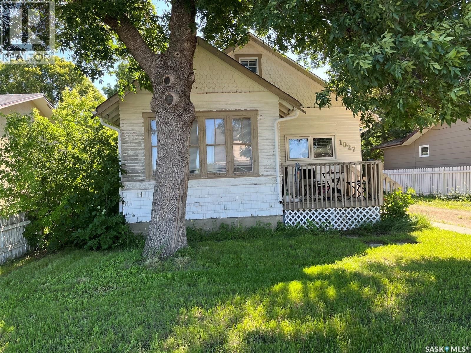 1027 7th AVENUE, Moose Jaw, Saskatchewan S6H 1M9