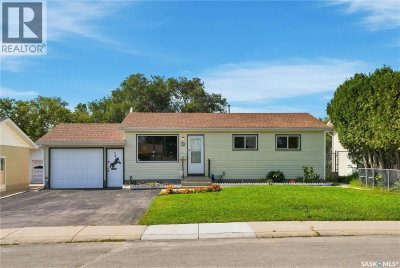 54 Klaehn CRESCENT | Saskatoon Saskatchewan | Slide Image Four