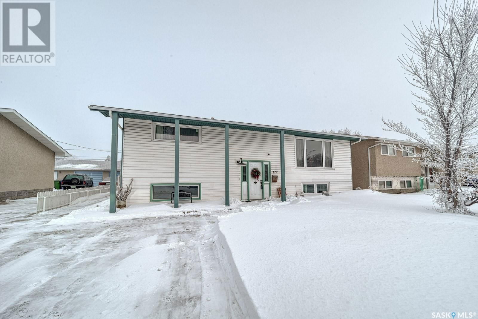 1122 Warner Street W Moose Jaw, Saskatchewan