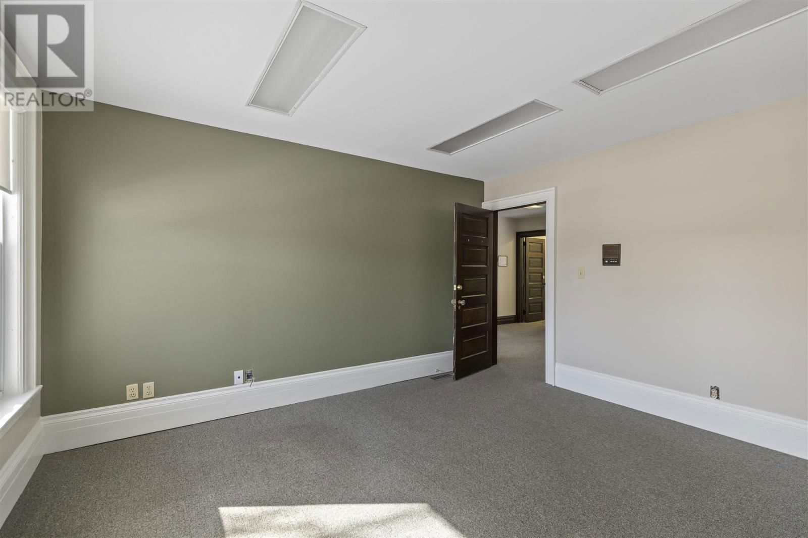 185 EAST ST Image 24