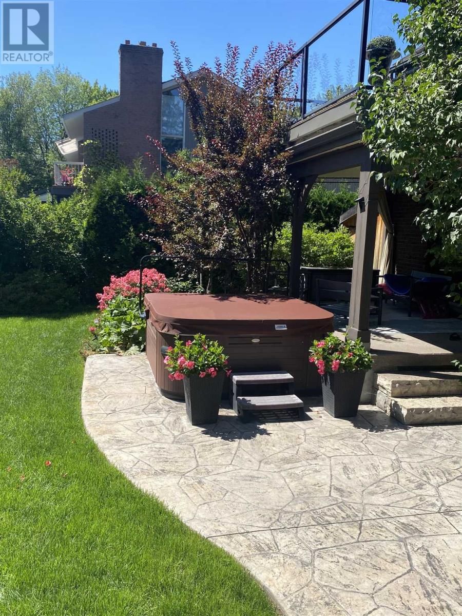 471 MACDONALD AVE Image 14