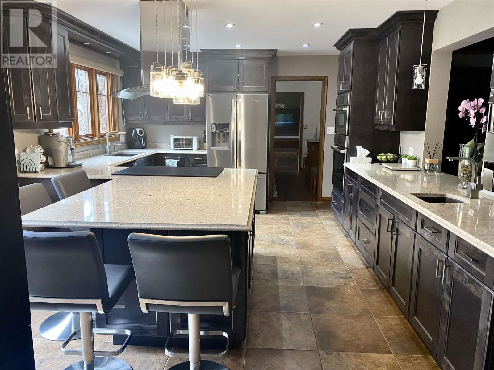 471 MACDONALD AVE Image 22