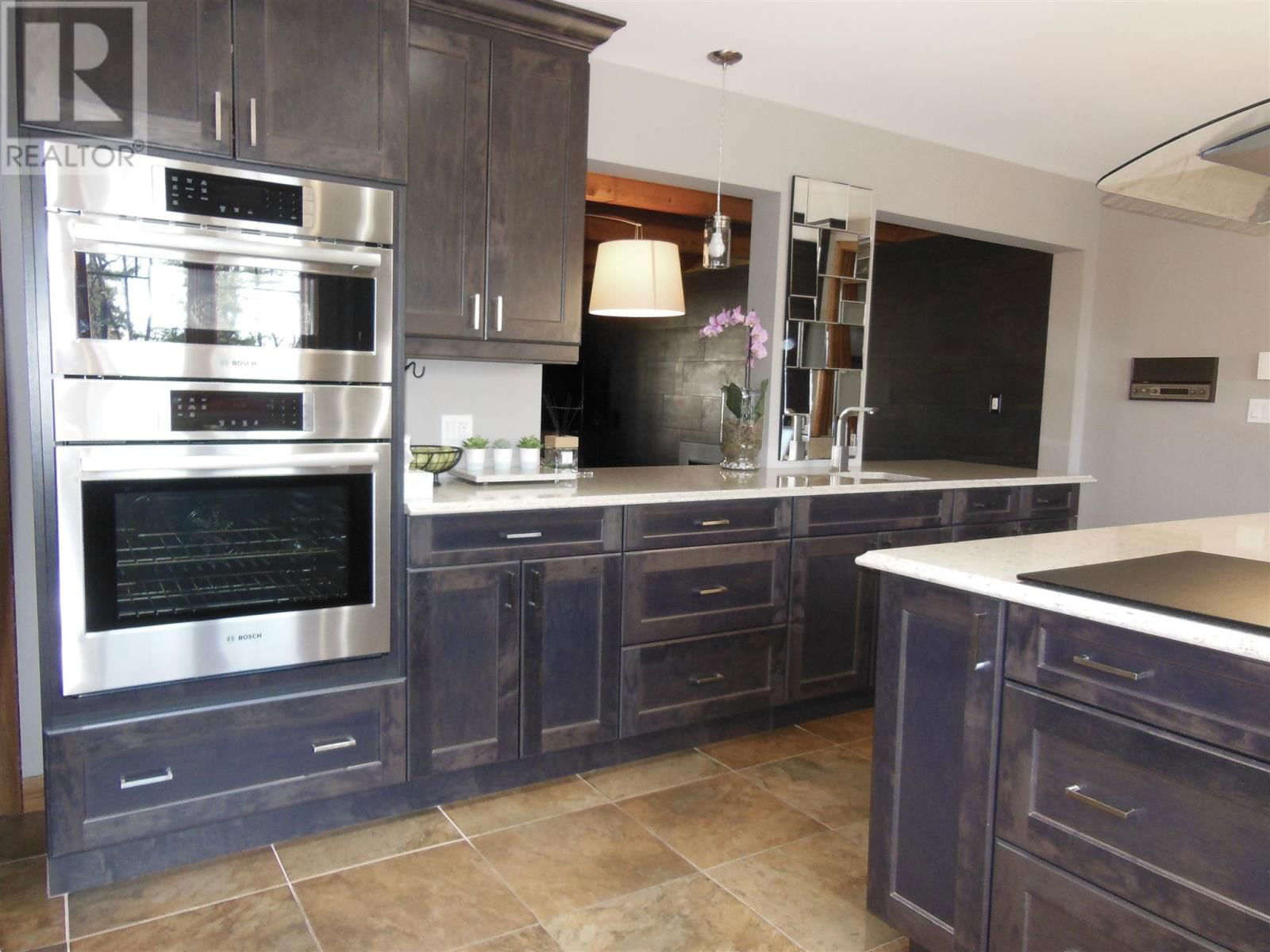471 MACDONALD AVE Image 24