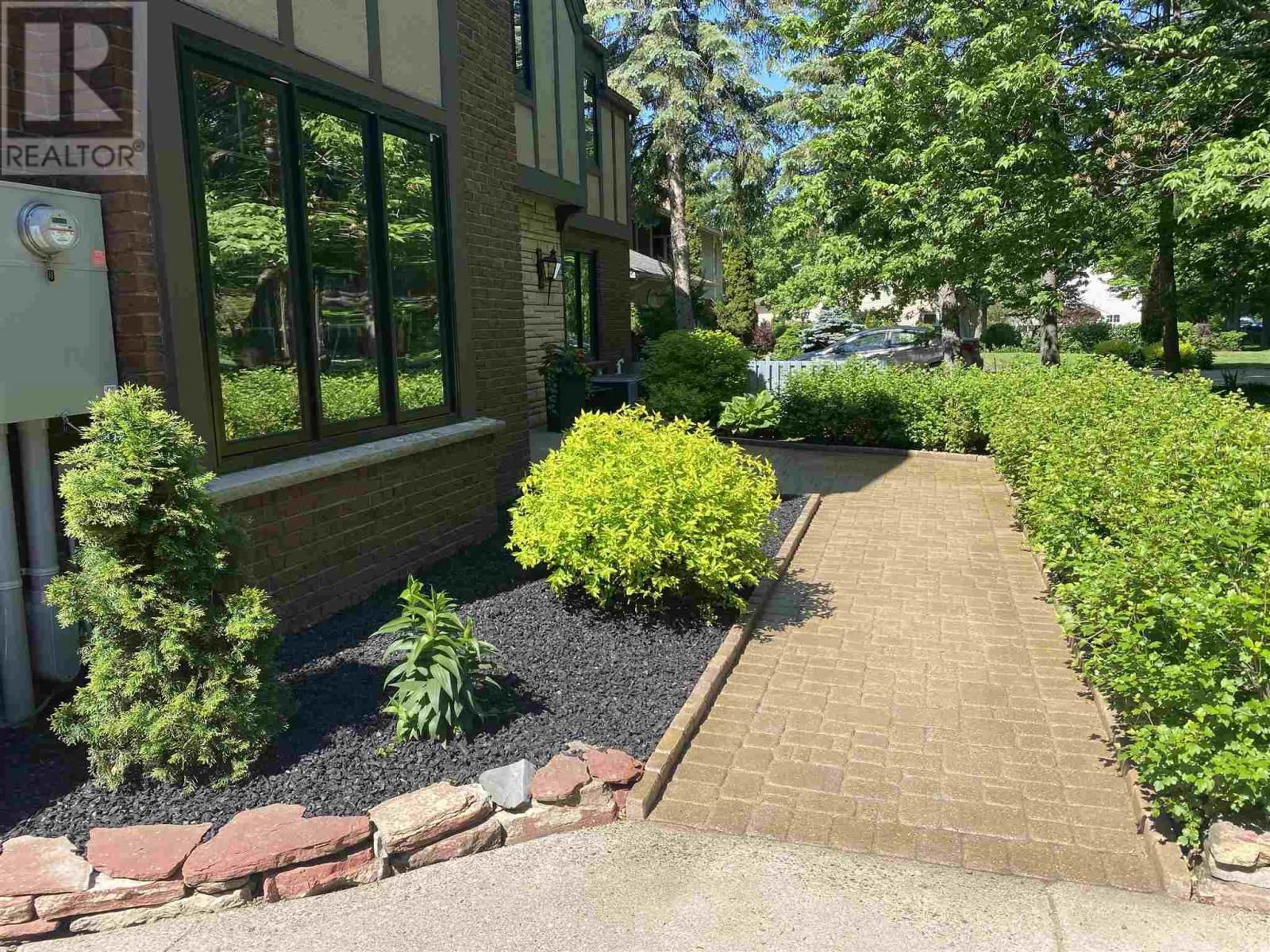 471 MACDONALD AVE Image 3