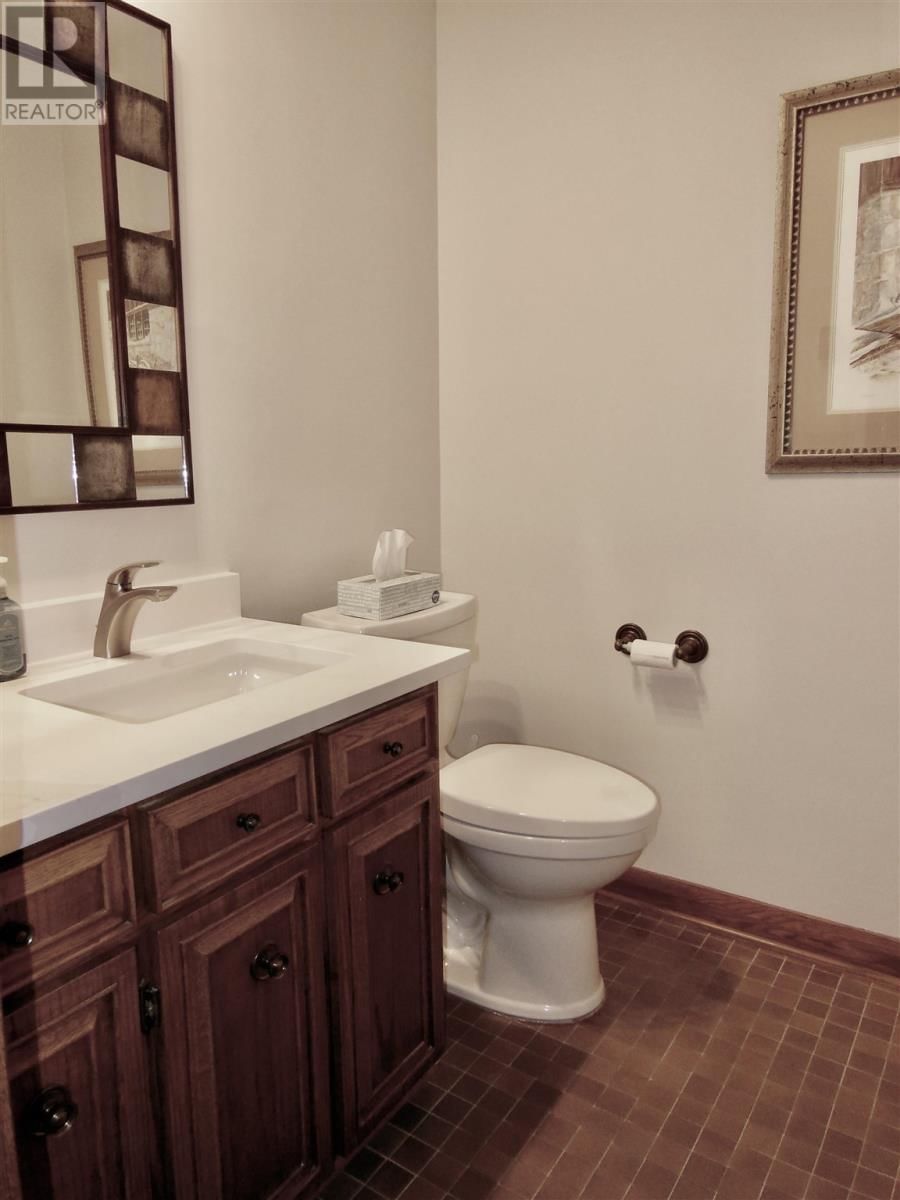 471 MACDONALD AVE Image 32