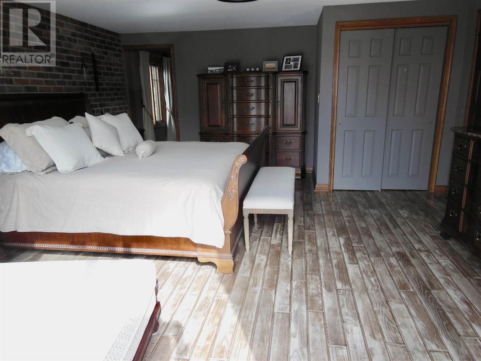 471 MACDONALD AVE Image 35