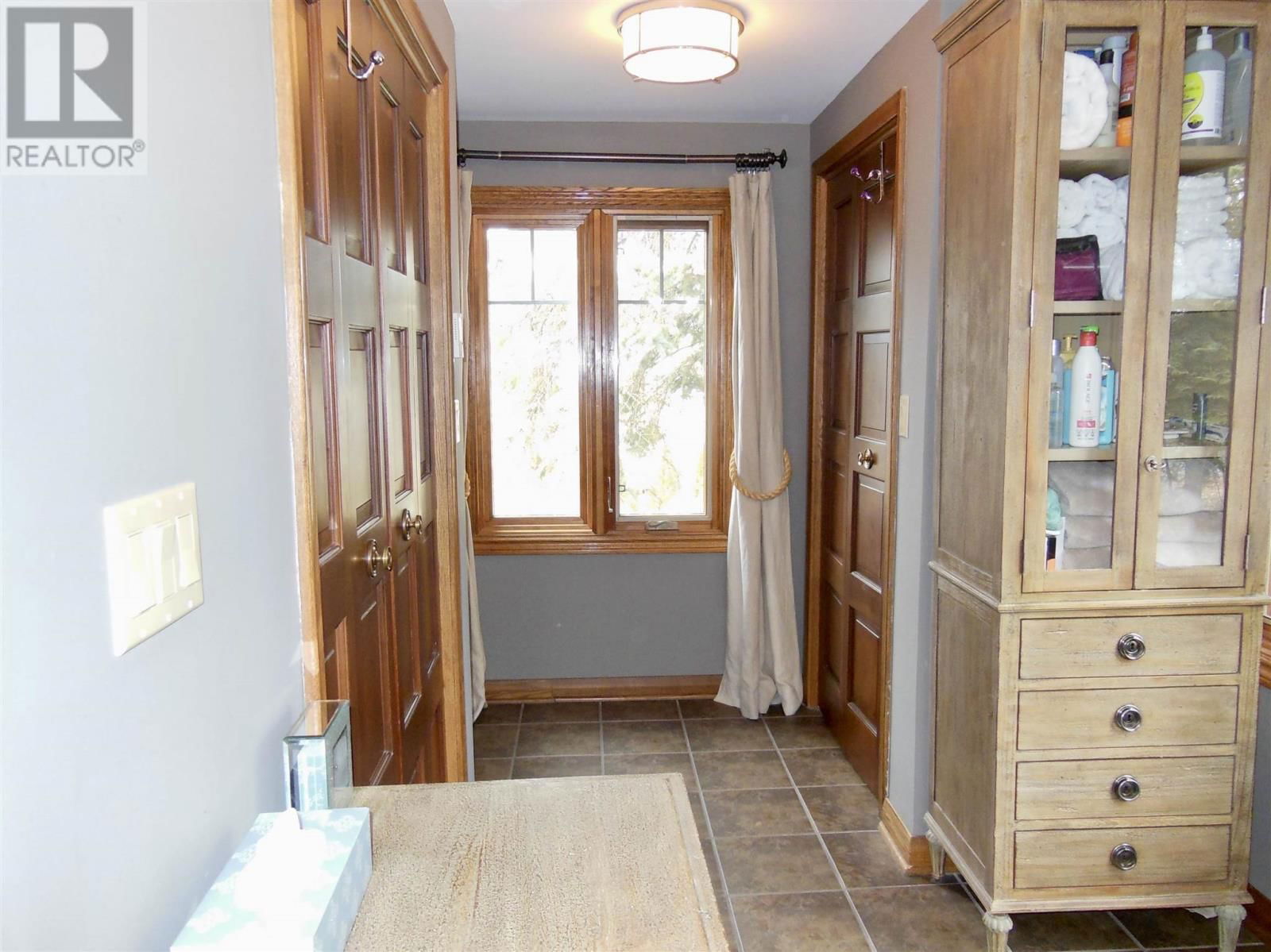 471 MACDONALD AVE Image 37