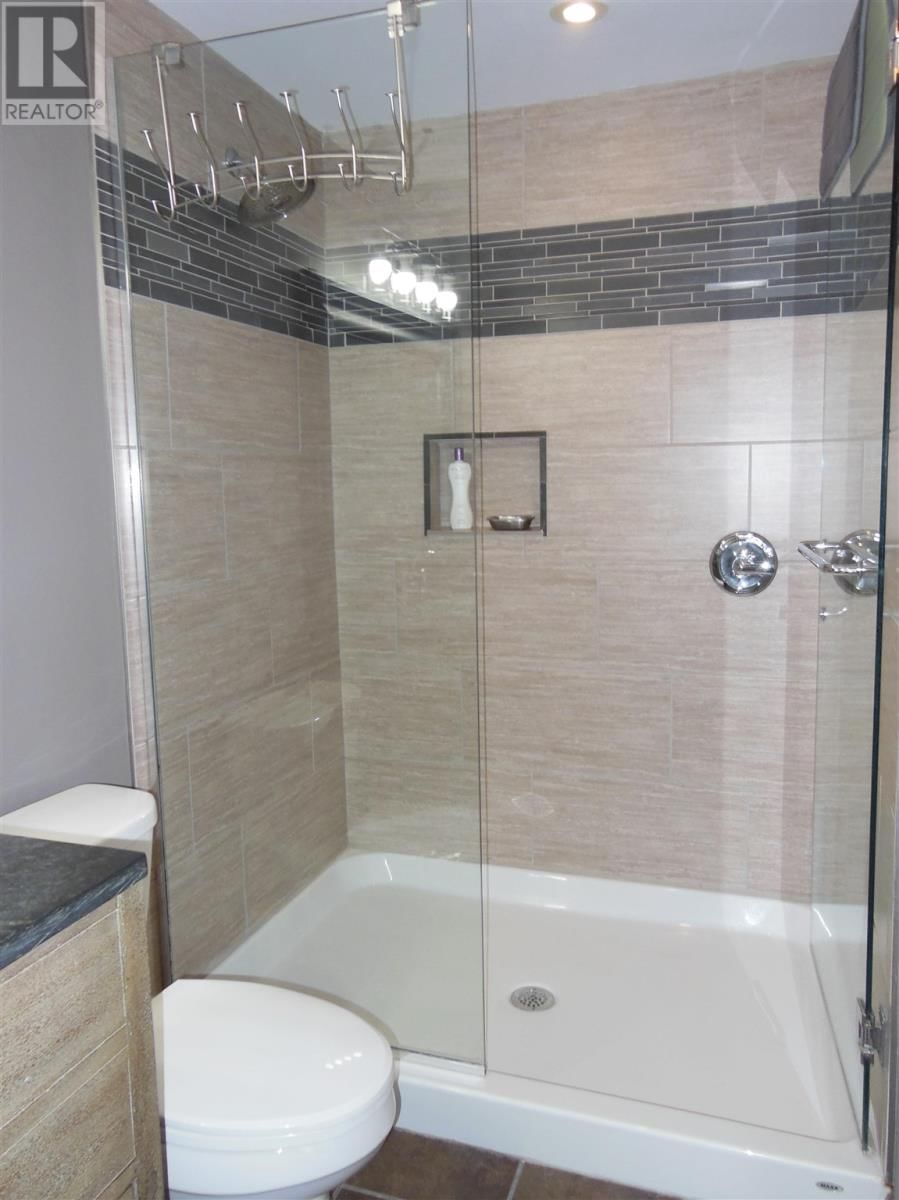 471 MACDONALD AVE Image 38