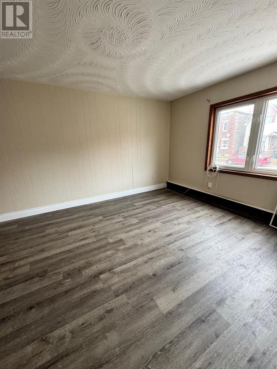 637 QUEEN ST Image 12