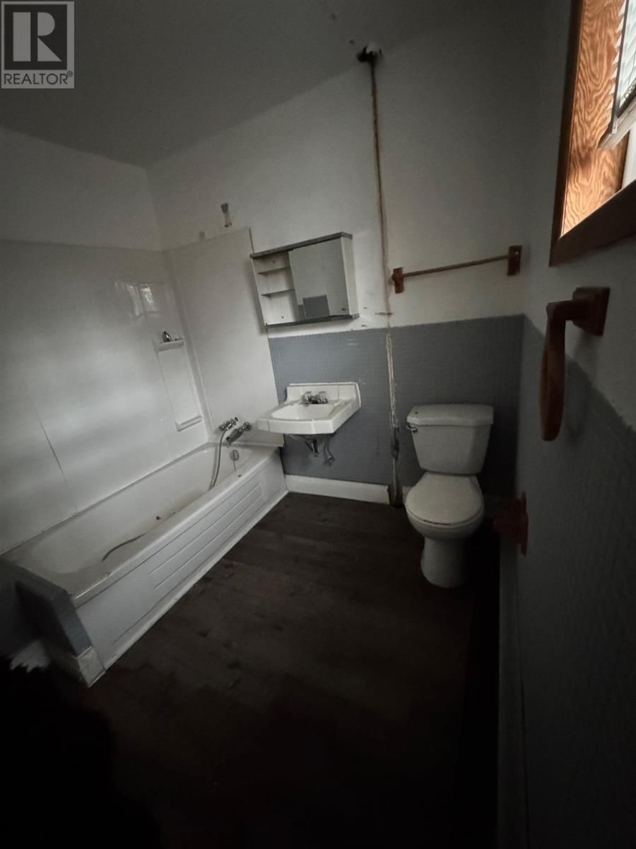 637 QUEEN ST Image 13