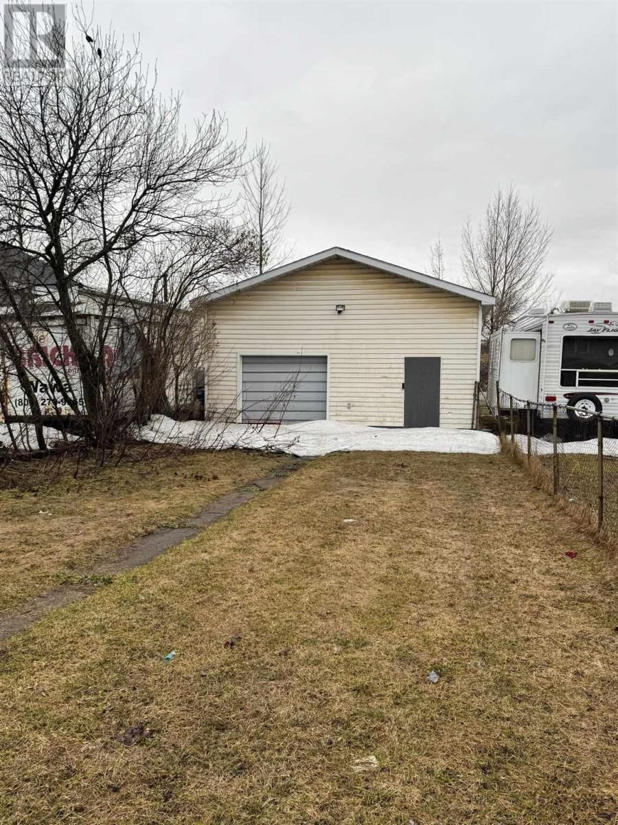 637 QUEEN ST Image 15