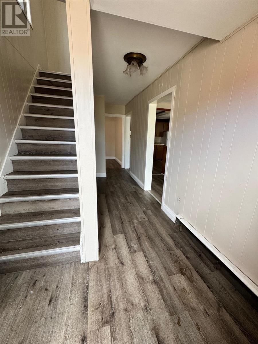 637 QUEEN ST Image 3