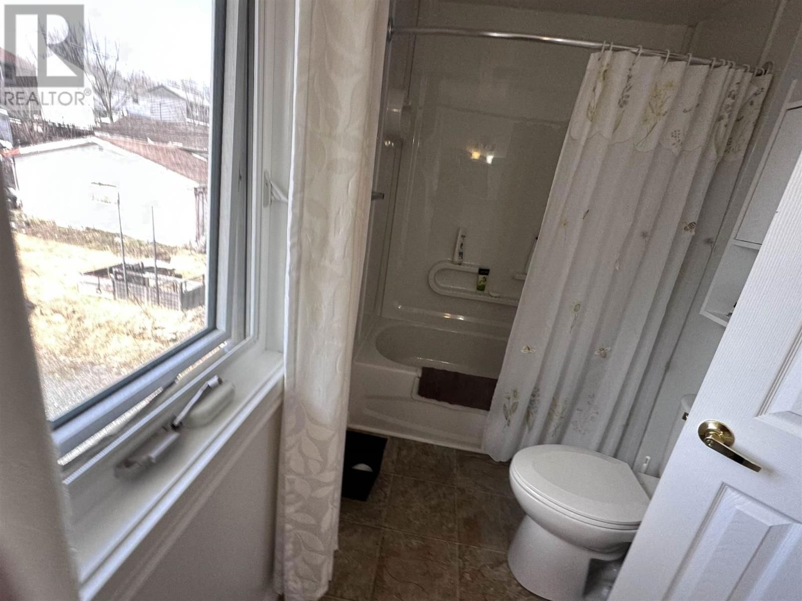 70 ROMAN AVE Image 24
