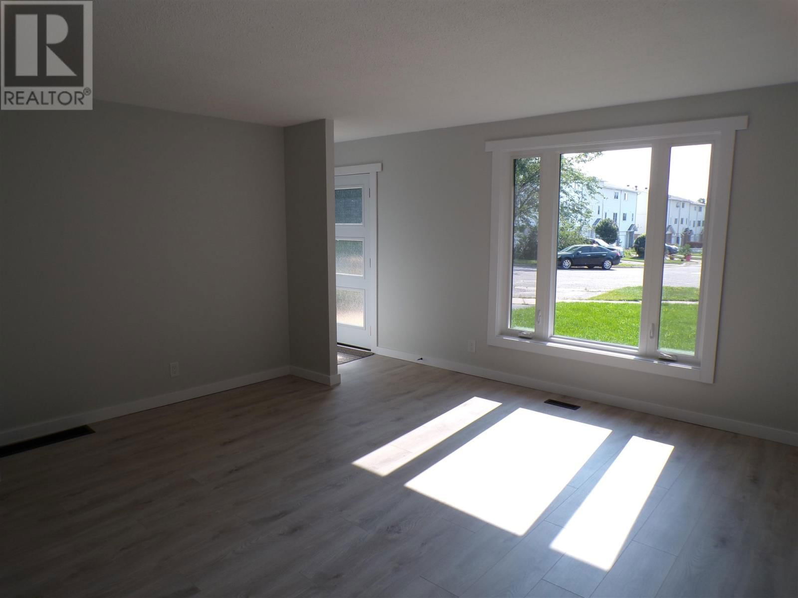 44 FARRELL CRES Image 12