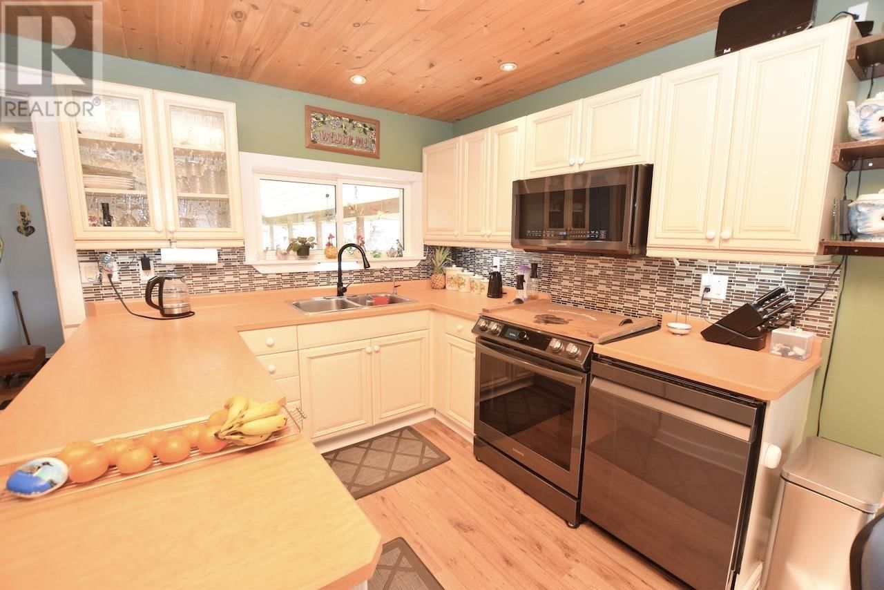 446 CAMERON RD Image 10