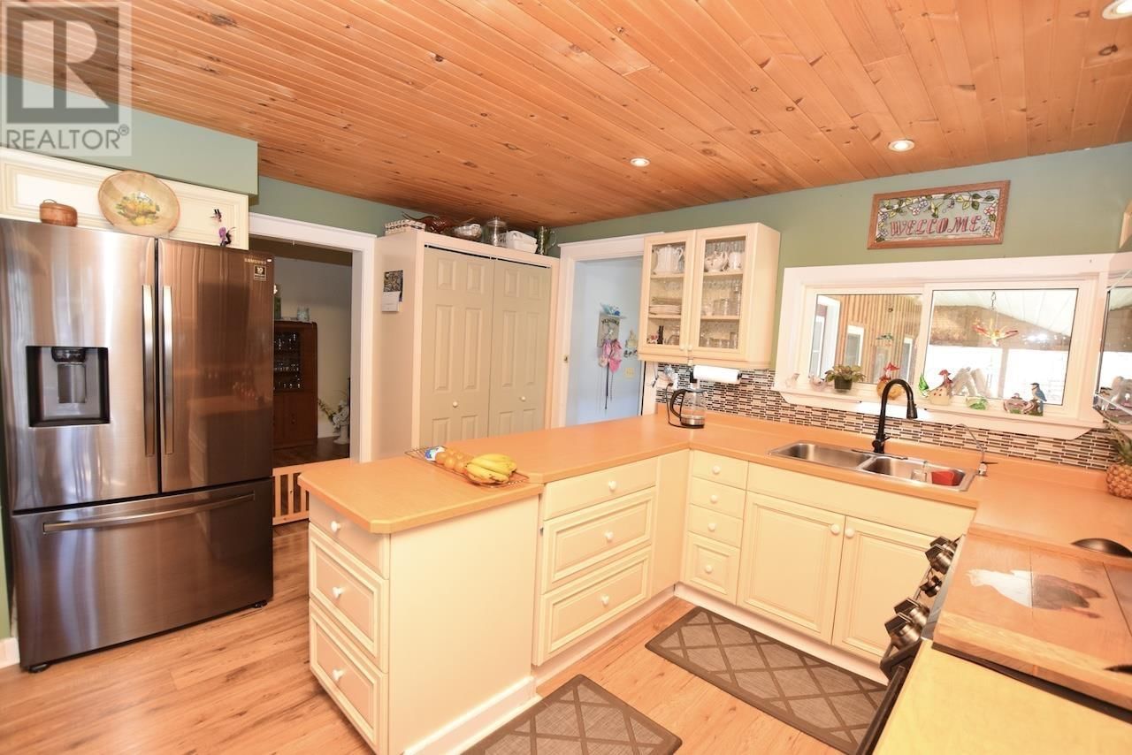 446 CAMERON RD Image 11